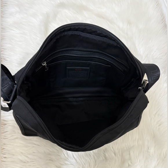 TUMI Leather Shoulder Bag Men’s Business Casual Black Luxury - Picture 6 of 9